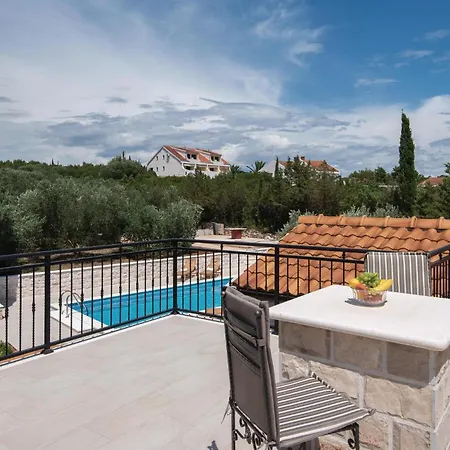 Three-bedroom In Vikendica Loviste