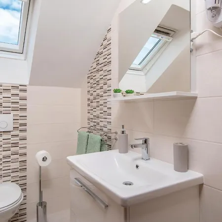 Three-bedroom In Vikendica Loviste