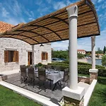 Three-bedroom In Holiday home Loviste
