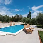 Three-bedroom In Holiday home *