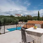 Three-bedroom In Holiday home Loviste