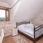Three-bedroom In Holiday home Loviste