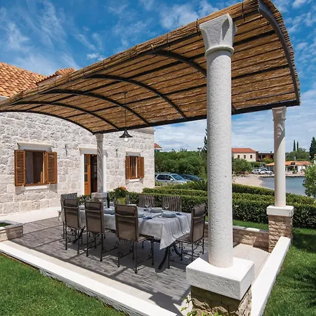 Three-bedroom In Holiday home Loviste