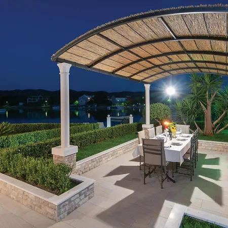 Three-bedroom In بيت للعطل Lovište
