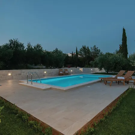 別荘 Three-bedroom In Lovište
