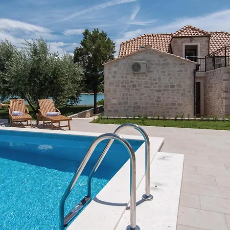 Holiday home Three-bedroom In Loviste