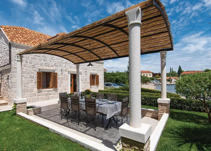 Three-bedroom In Hébergement de vacances Lovište