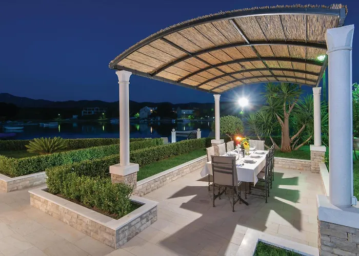 Three-bedroom In Hébergement de vacances Lovište