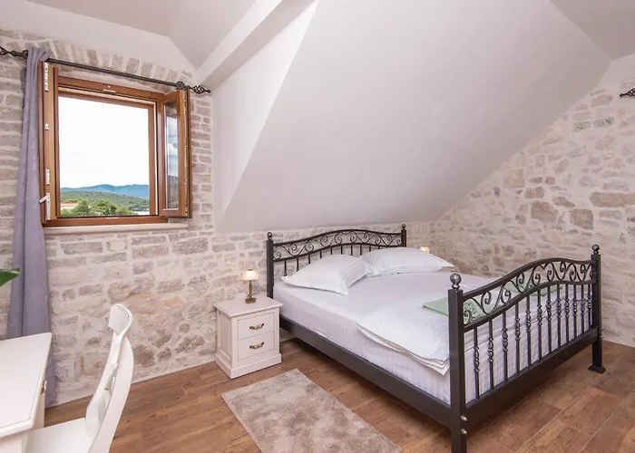 Three-bedroom In Hébergement de vacances Lovište
